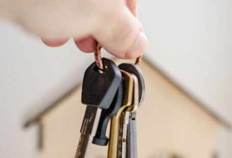 Cashback Offers - Person with keys for real estate