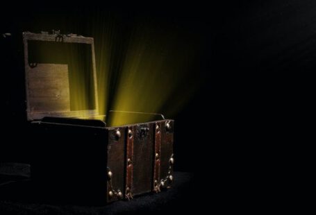 Vintage Treasures - Light Inside Chest Box