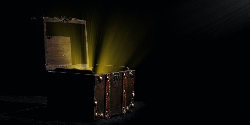 Vintage Treasures - Light Inside Chest Box